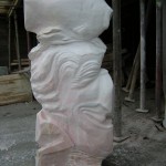 Rosé-Schattierungen  in Marmor der Marmorberge von Da Nang. 85cm hoch. Seitenansicht.unfertig.